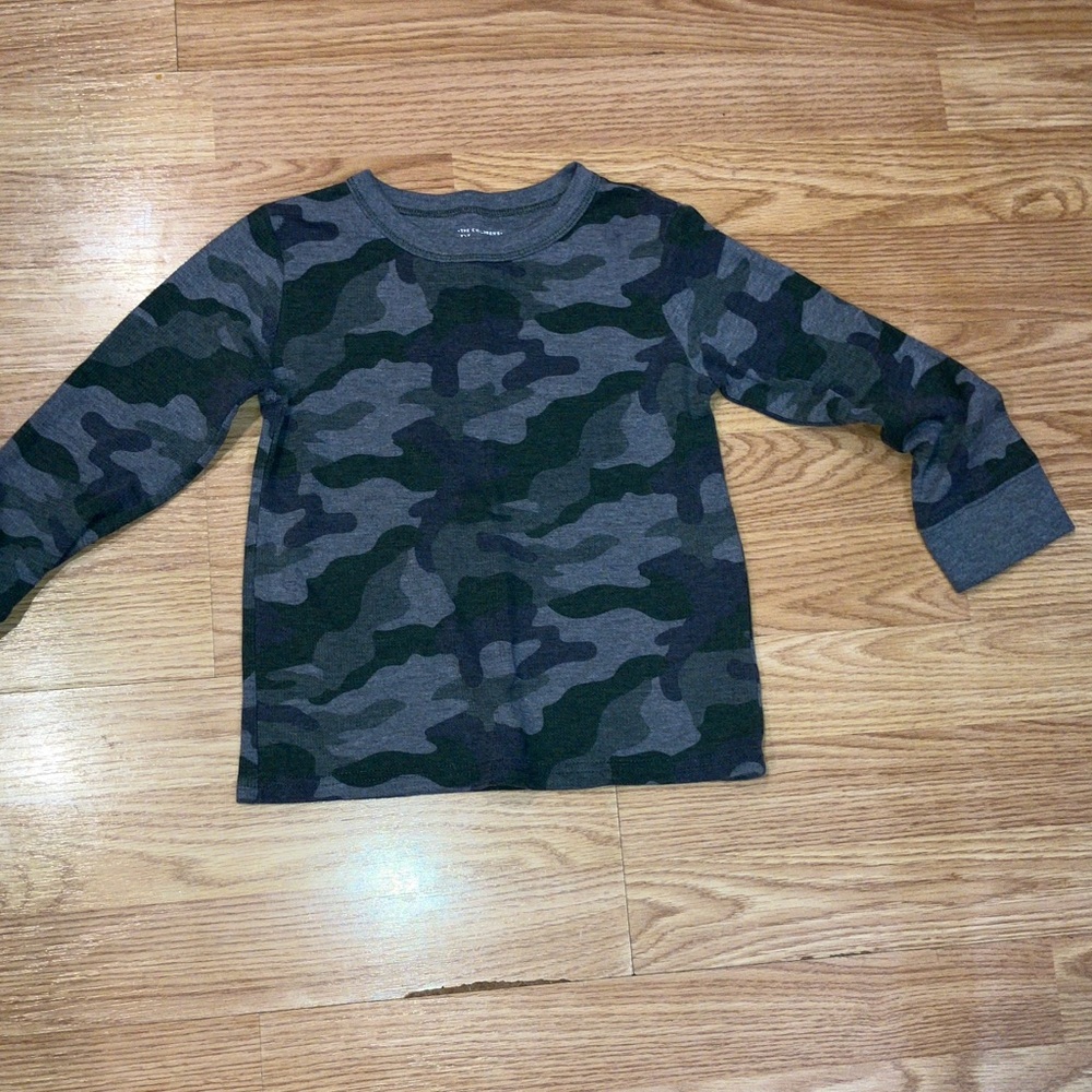 The Children's Place Green Gray and Black Camo Long Sleeve Tee